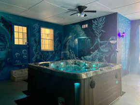 Beautiful home in the city with an indoor Jacuzzi